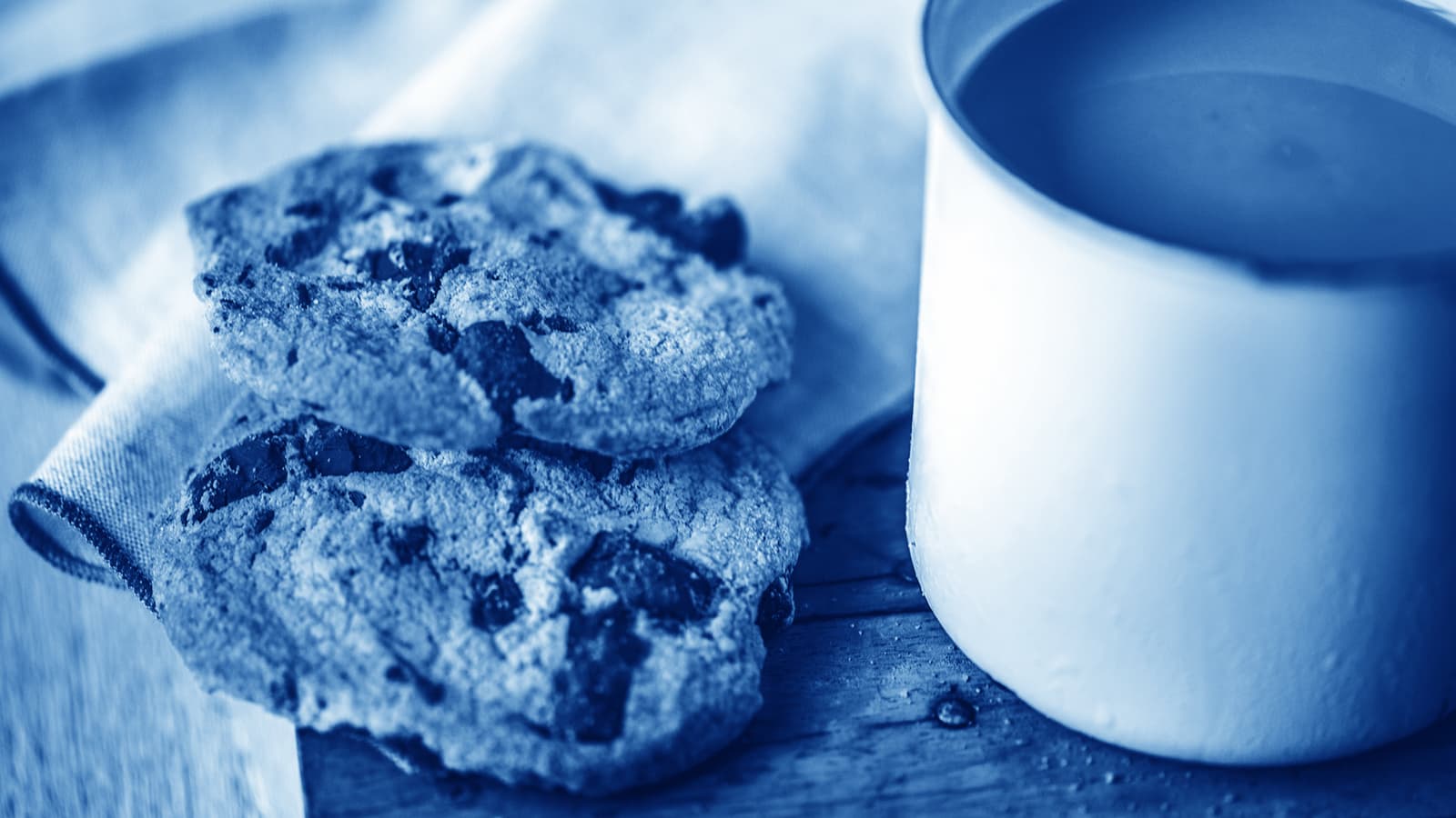 Describe the technical steps for displaying and enforcing a cookie consent banner.